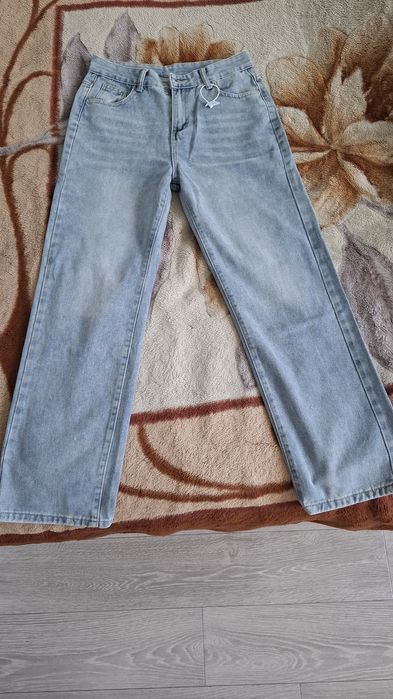 Продам джинсы новые размер 28