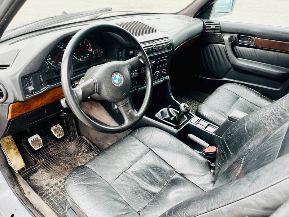 Машина БМВ е 34 525i