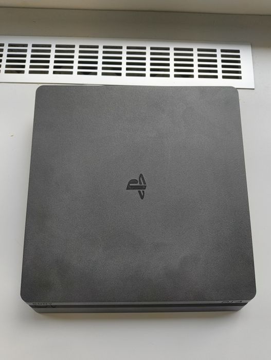 Vand Ps4 slim cu o manetă