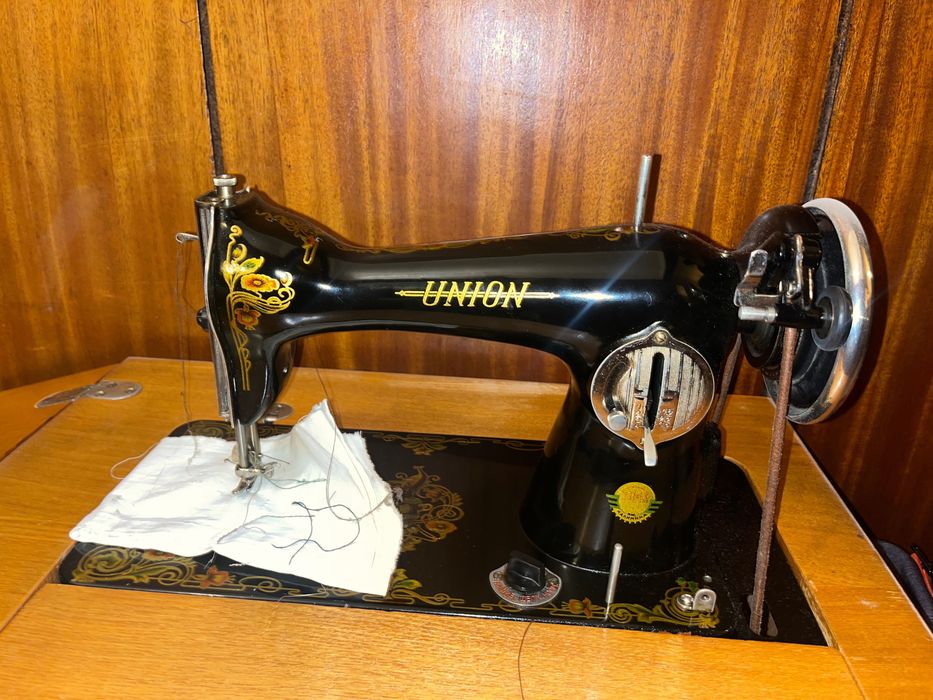 Оригинална крачна шевна машина Union в дървен шкаф