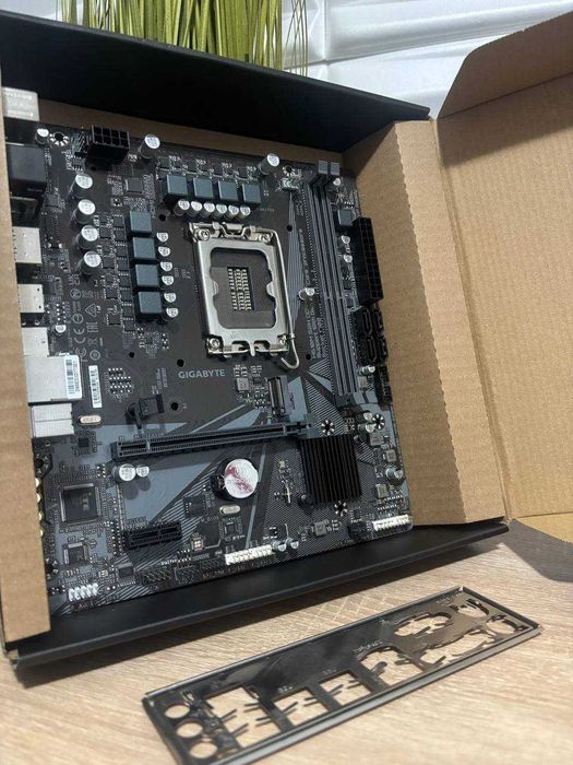 Дънна платка GIGABYTE H610M S2H DDR4 / LGA 1700