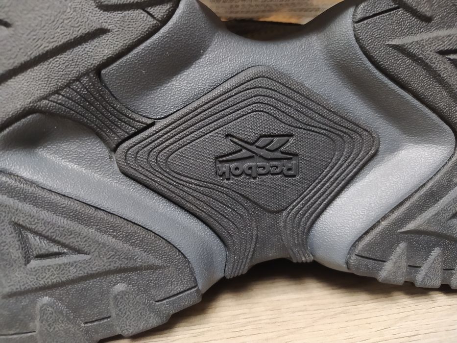 Кроссовки REEBOK р-р40,5