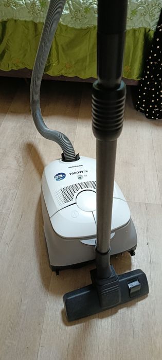 Продаётся пылесос Samsung 1600W