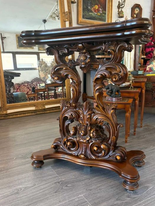 Comodă deosebită din lemn masiv,