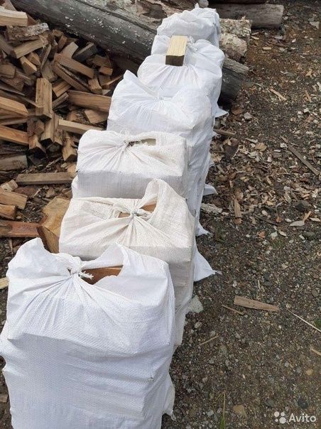 Дрова колотые в мешках