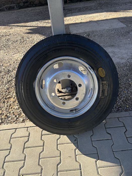 Anvelope Michelin 215/75 R17.5 cu jantă