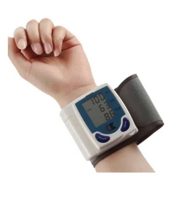 Апарат за измерване на кръвно налягане, 70 х 72 х 23 ММ, бял
