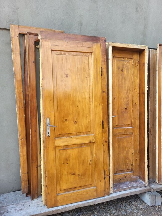 Vand usi de brad pentru interior