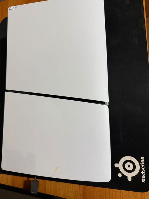 Playstation 5 digital edition, 825GB, plus maneta roz