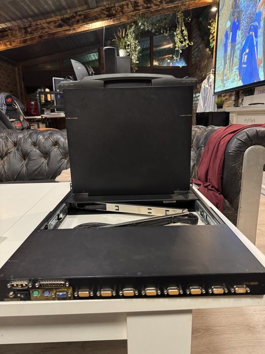 Consolă KVM Rack 17/19” LCD cu tastatură și touchpad – VGA – profesională