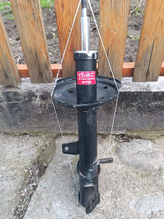 Продам задние амортизаторы