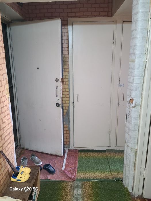 Kvartira sotiladi Navoi shahar 10 mkr Lamanosova 2** kv4 etaj 2 xonali