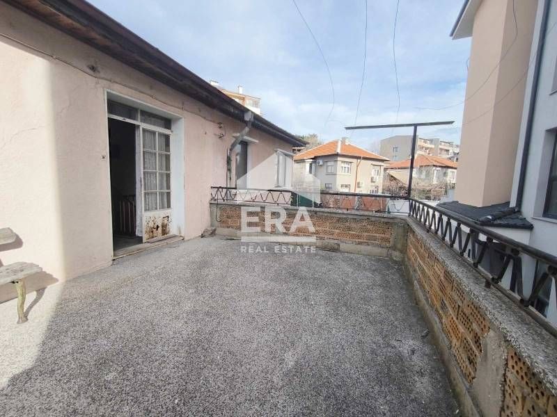 Двуетажна къща с гараж в  кв.Младежки хълм