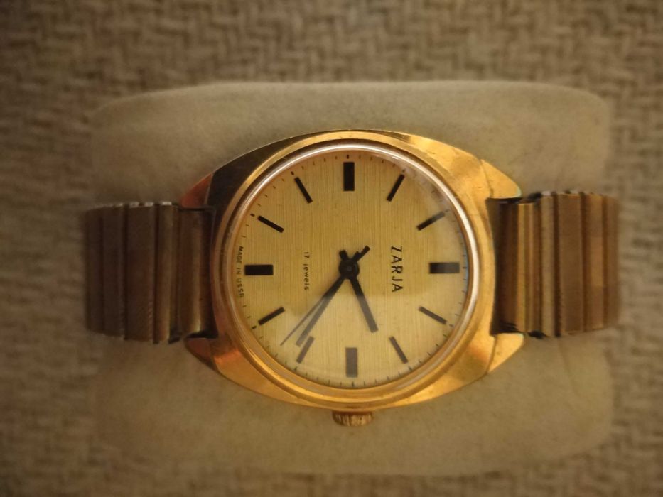 Куфар с 40 механични часовника.