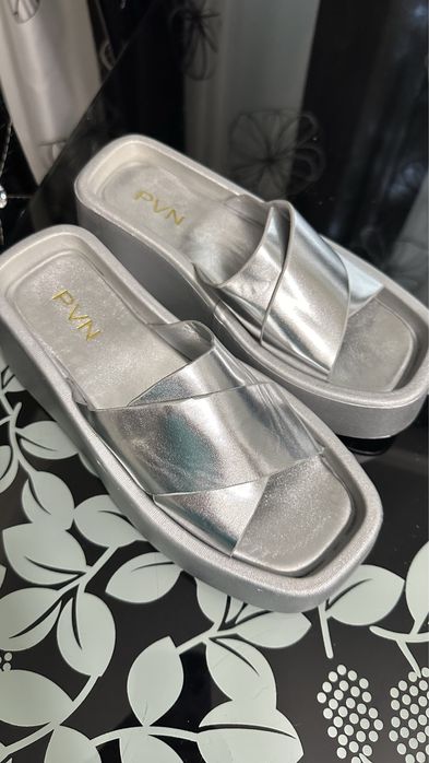 Шлепки на платформе