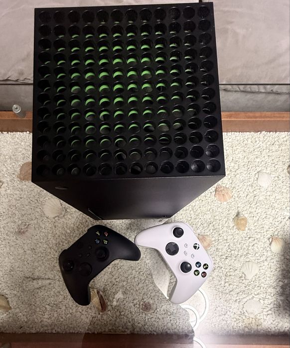 Xbox seria X 1 TB гаранция до 12.2026 с 2 джойстика