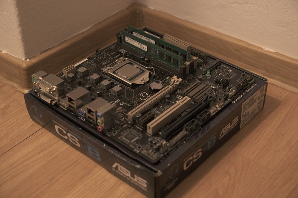Kit placă de bază ASUS CS-B