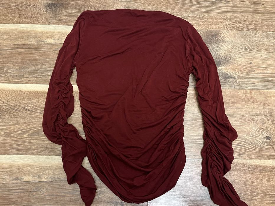 Лонгслив тянется