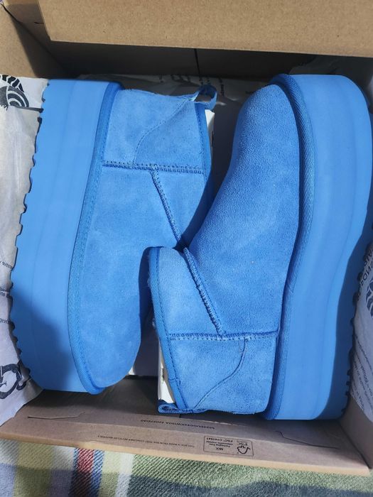 Vand UGG uri noi, cu eticheta