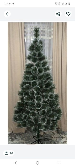 Ёлка с игрушками в хорошем состоянии