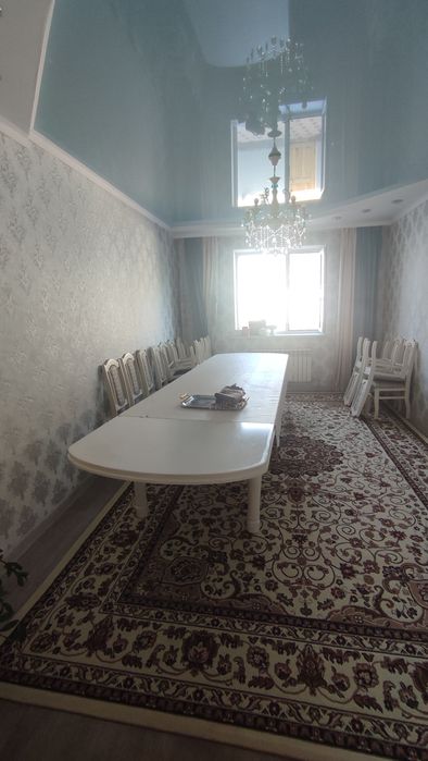 Овальный стол со стулями