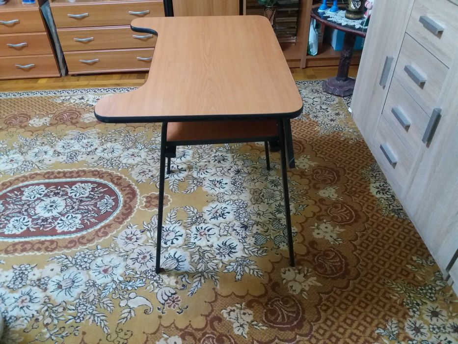 Masă cu picioare metalice