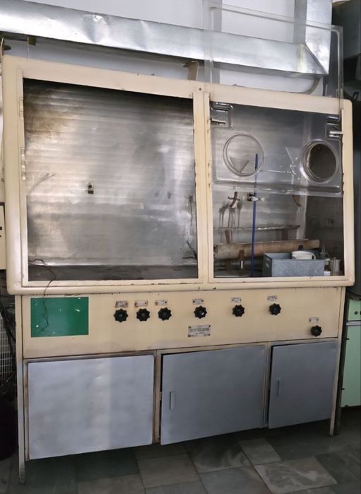 Вытяжной лабораторный шкаф б/у