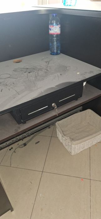 Продавам  рецепция, бар, каса за магазин