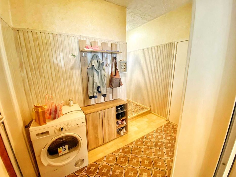 Имот Корект продава Партер, Първи етаж, Гараж, 1/2 таван, кв. Изток