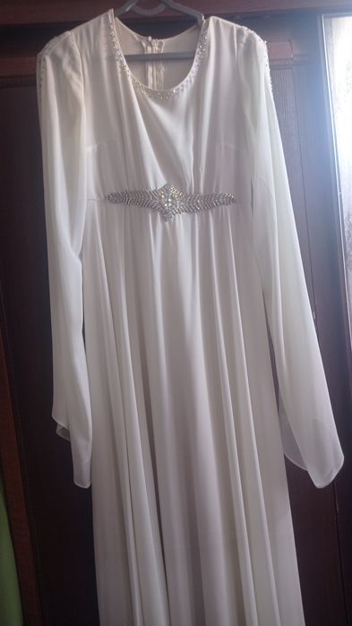 Oqshom libosi sotiladi