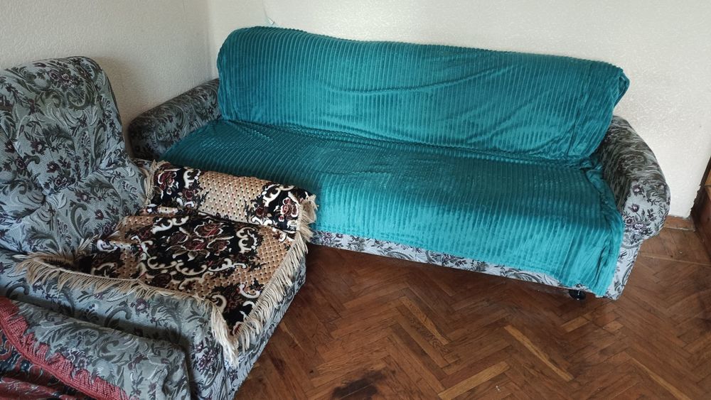 Старый рабочий диван и два кресла