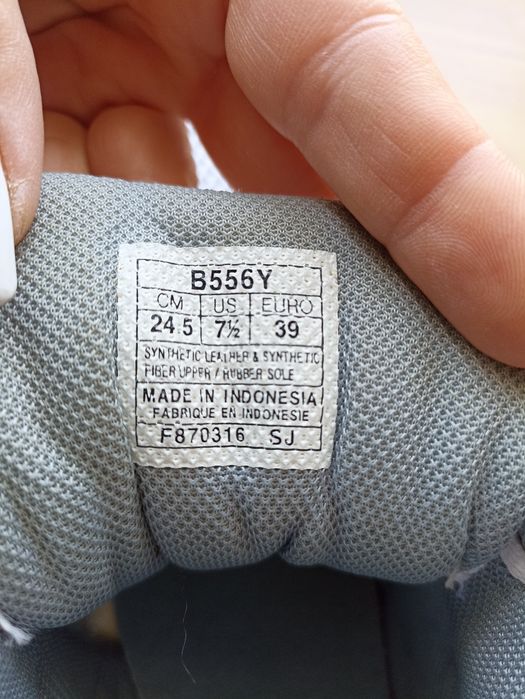 Asics GEL TASK MT Бели флаш коралови  волейболни обувки.