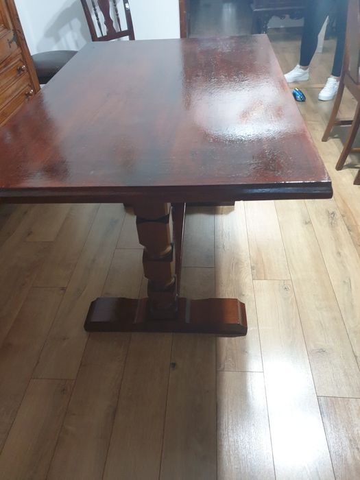 Masa din lemn masiv.