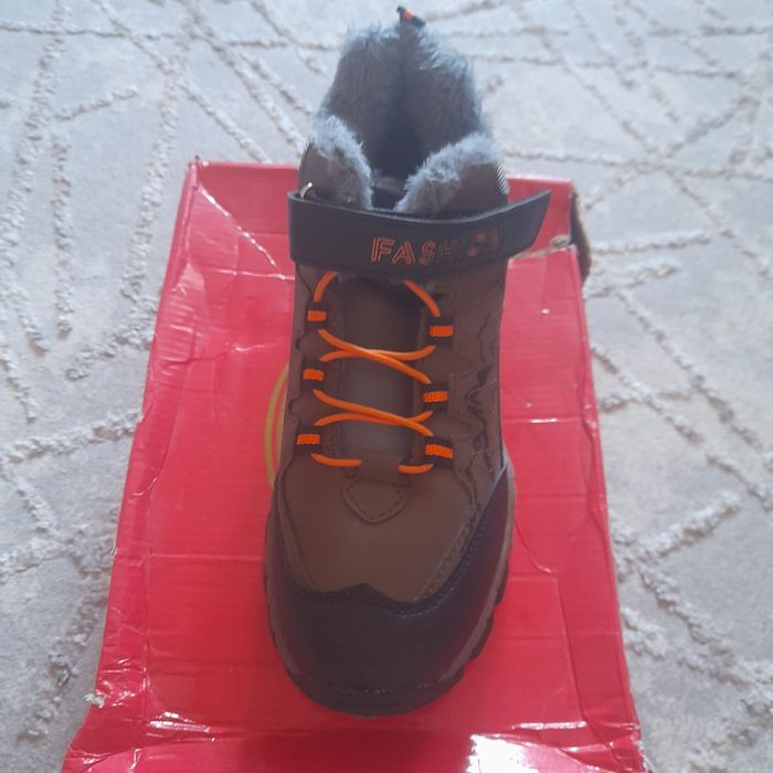 Продам зимние крассовки детские