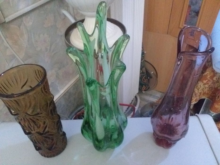 Продаётся Чешская цветные Вазы.