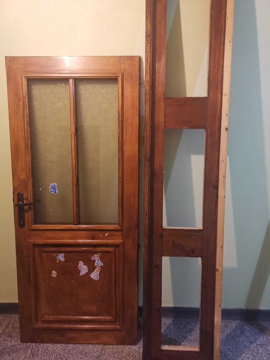 Дървена преградна врата