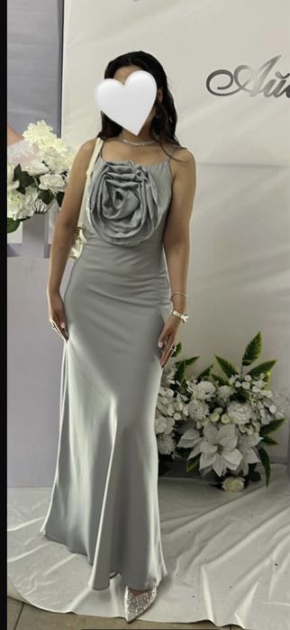 Вечернее платье в серым цвете