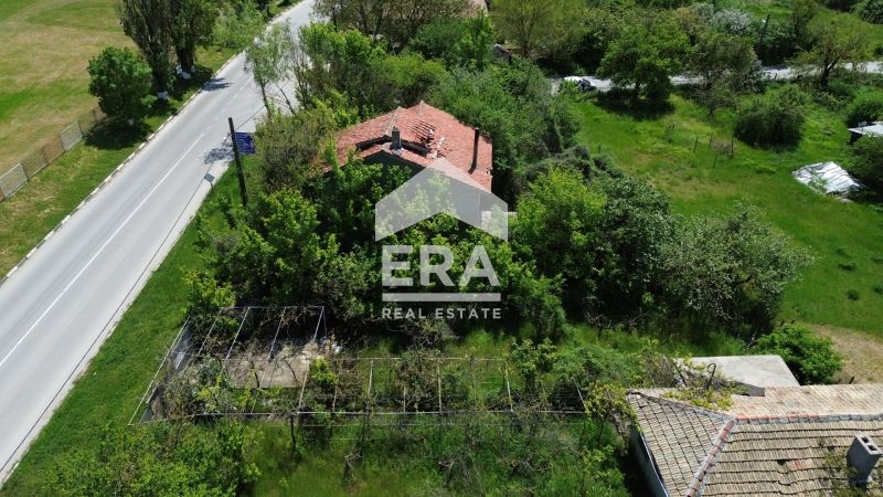 Ексклузивна, двуетажна, тухлена къща за продажба, с двор, ток и вода,