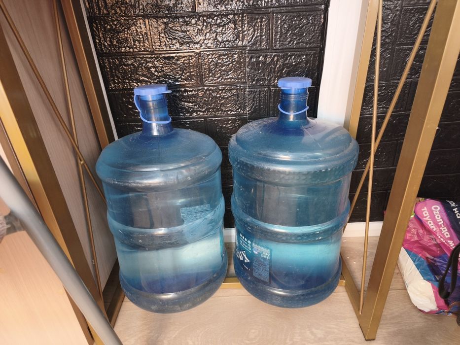 Продам бутыли 19 л