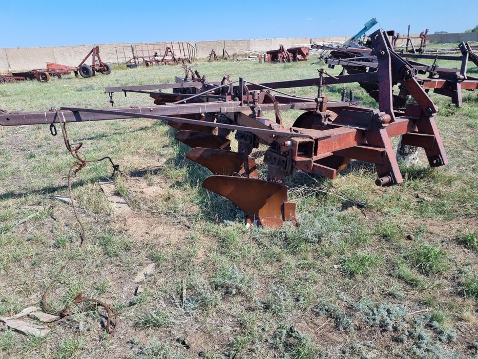 Продам плуг 8 корпусной полностью в сборе