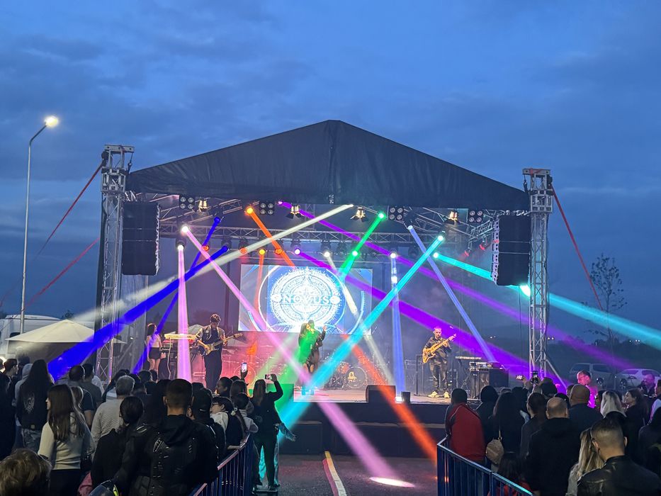Scena  acoperita evenimente aer liber de inchiriat
