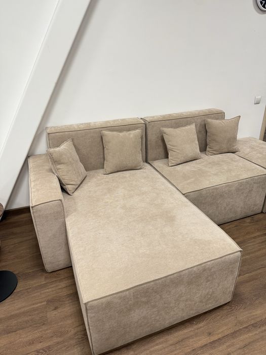 Диван бежевый угловой