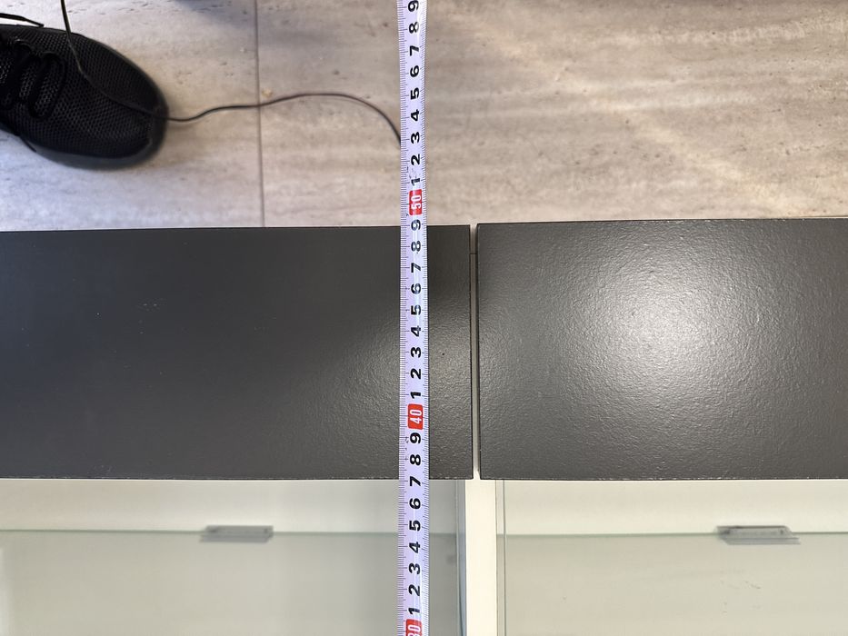 Витрина за стена с LED засветяване и шкаф с плътна врата