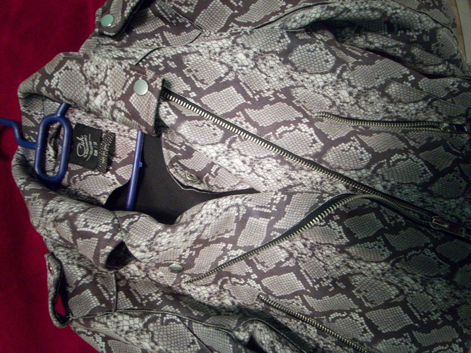 Дамско велурено яке змийски принт