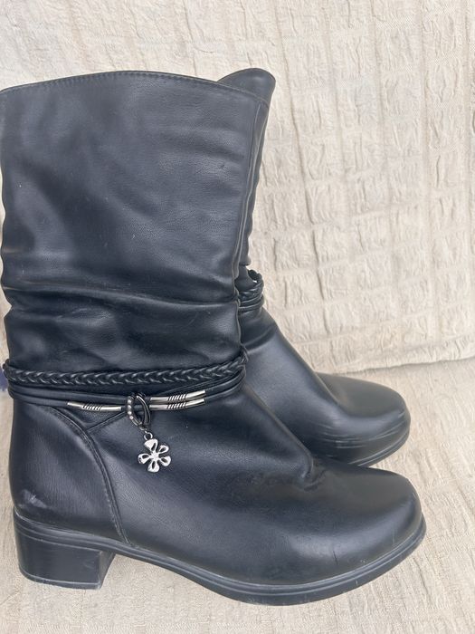 Барлығы 5мың тг. Аяқкиім сатылады