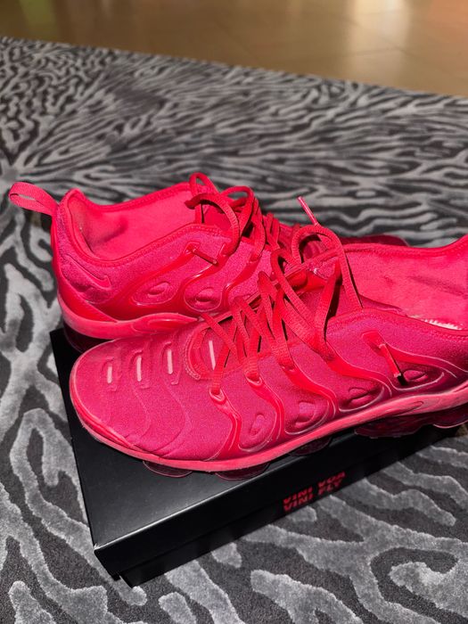 червени Air VaporMax Plus