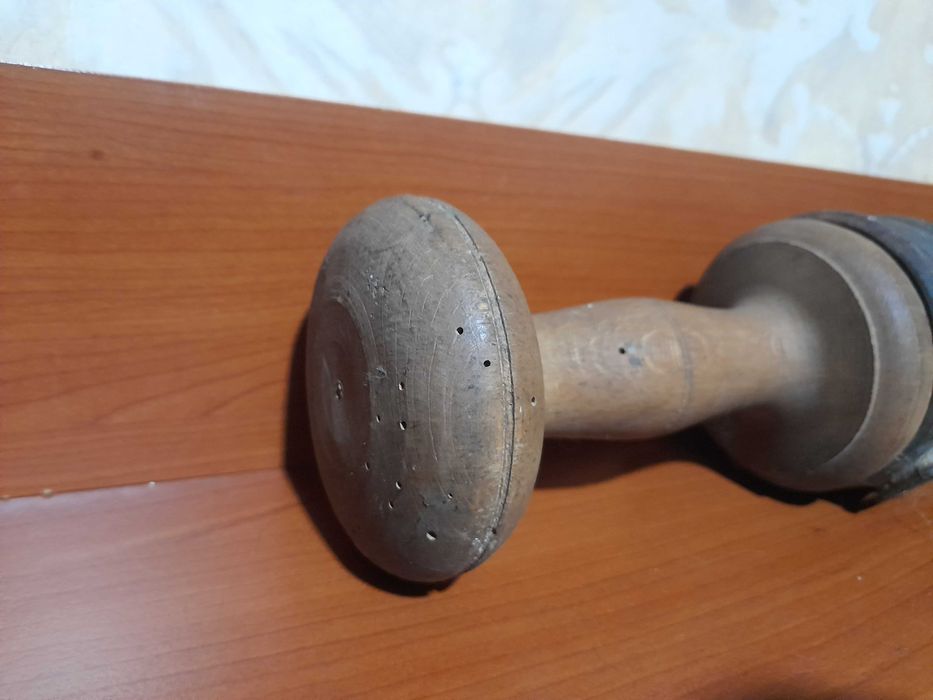 Cârnăţar manual vintage metal-lemn – piesă autentică de colecție