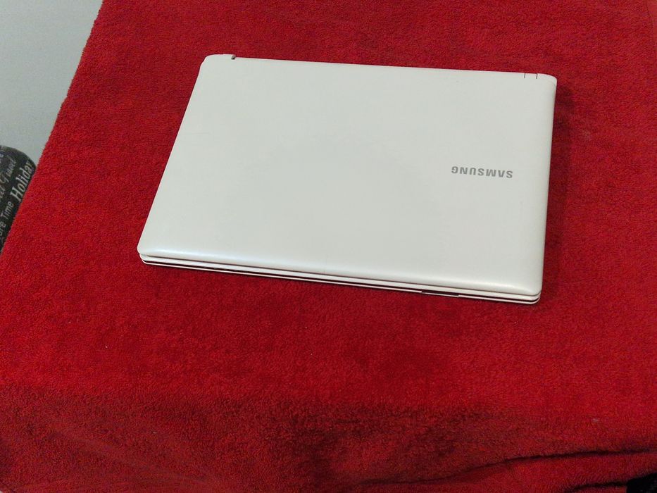 Laptop Samsung cu încărcător funcțional doar la priza