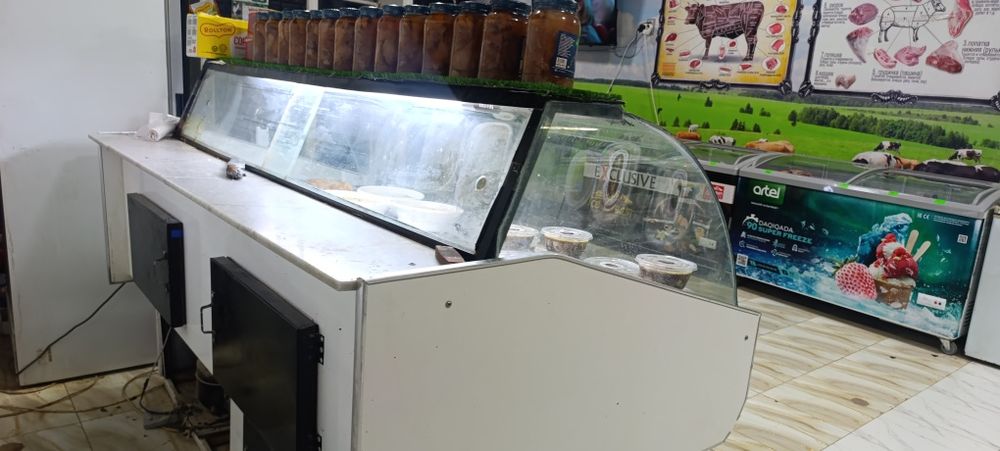 Витрина холодильник сотилади