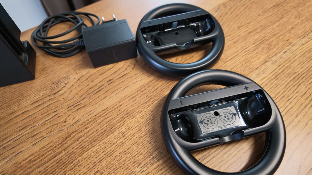 Vând Nintendo Switch (model standard) + Mario Kart 8 Deluxe + 2 volane